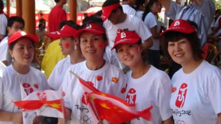 2008奧運火炬在蘭州傳遞，歐米茄中國區(qū)副總裁Carlos先生是第8號火炬手，蘭州巍雅斯員工啦啦隊為奧運加油