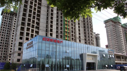 為家鄉(xiāng)臨洮的經濟發(fā)展、城市建設增磚添瓦